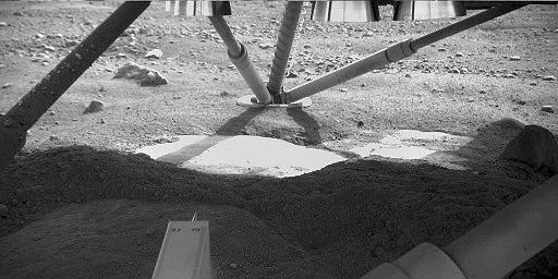 Unusual Light Patch Under Phoenix Lander on Mars