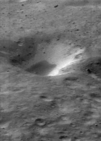 A Two-toned Crater on Asteroid Eros
