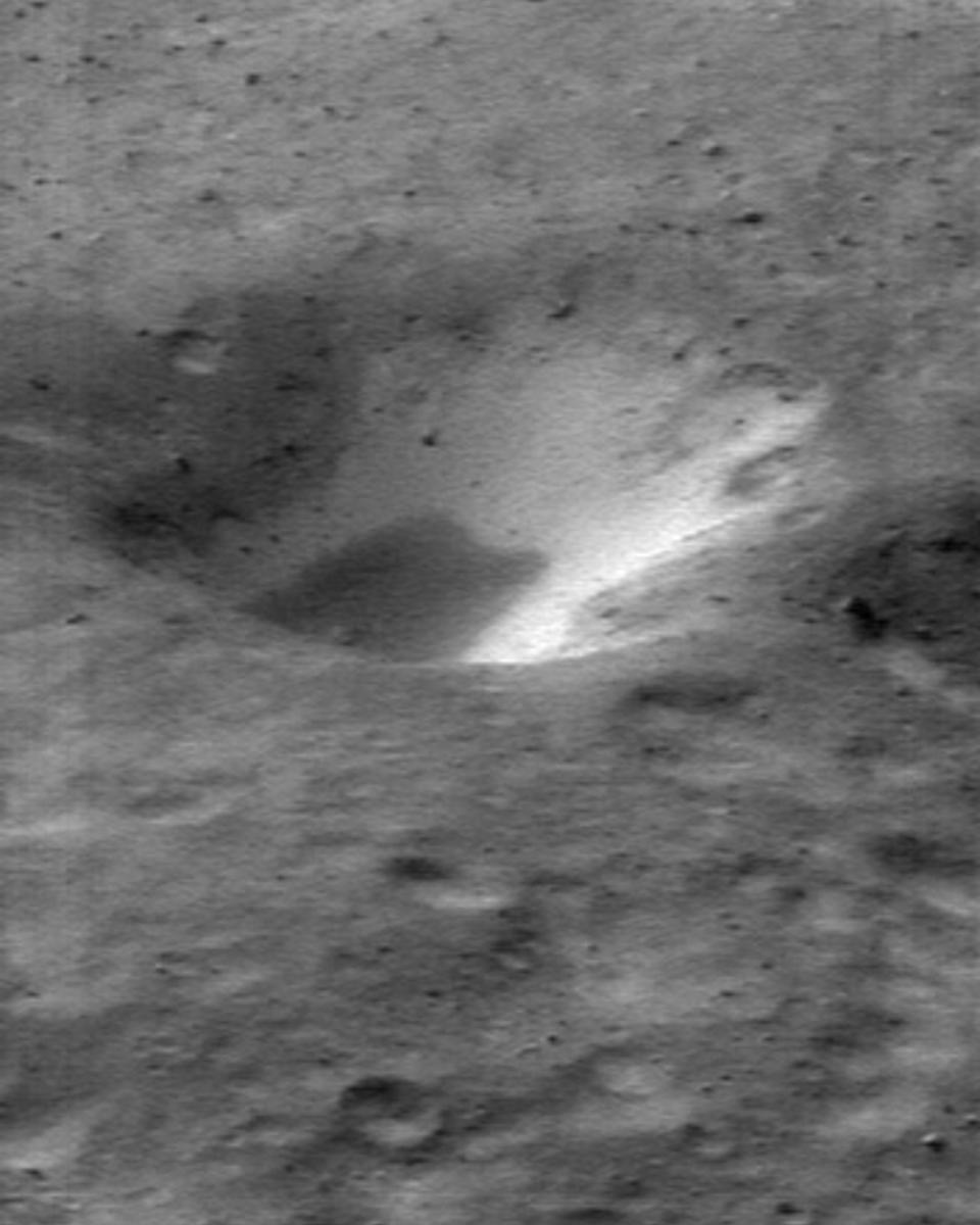 A Two-toned Crater on Asteroid Eros