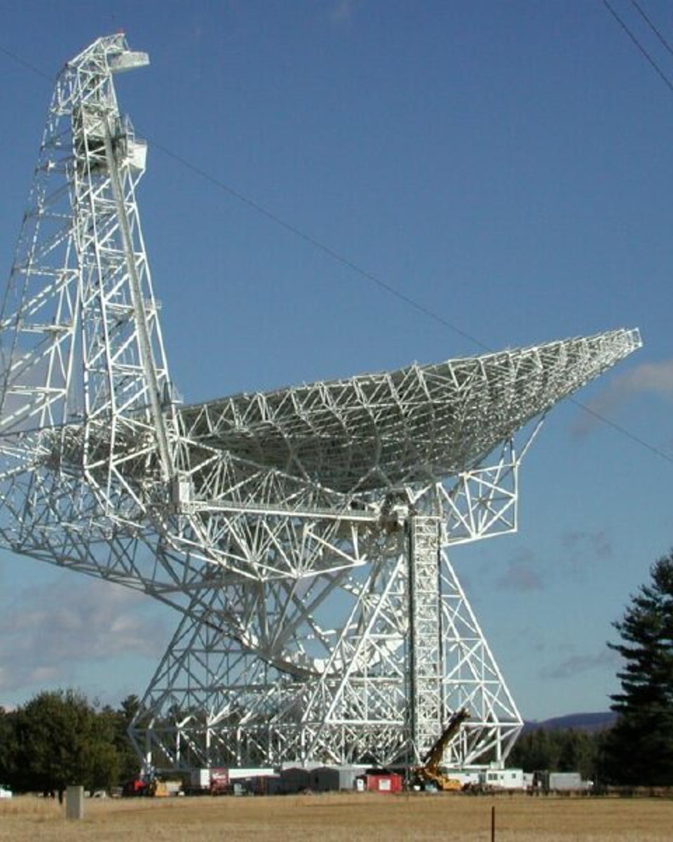 The 100-Meter Green Bank Radio Telescope