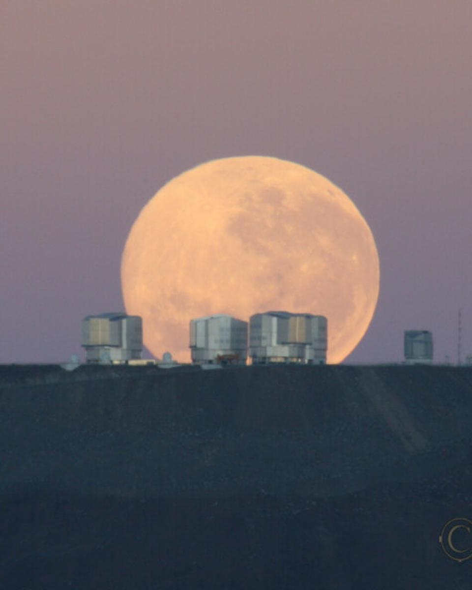 Paranal Moonset