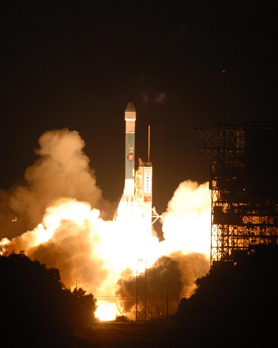 Phoenix Rises Toward Mars