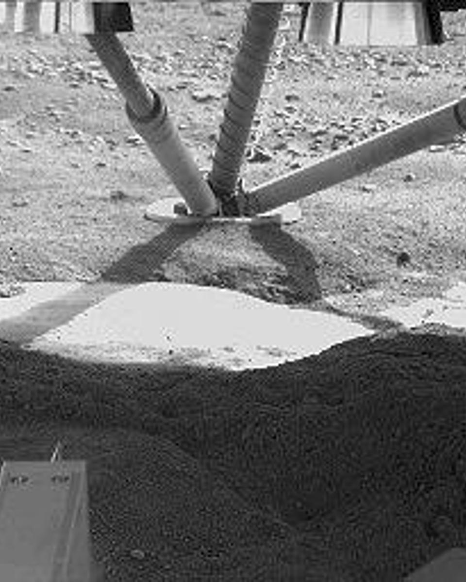Unusual Light Patch Under Phoenix Lander on Mars