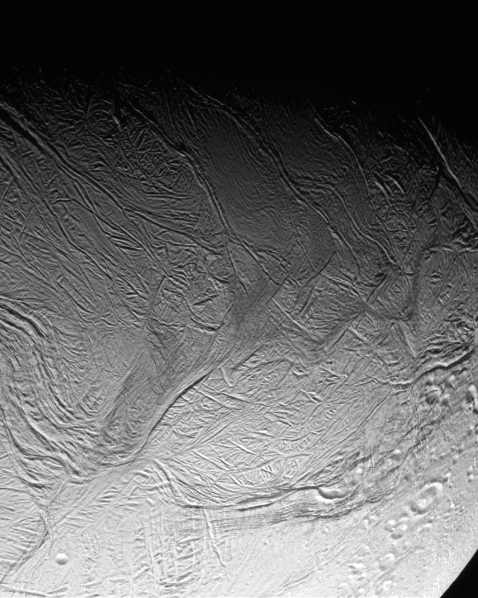 Cassini Passes Through Ice Plumes of Enceladus