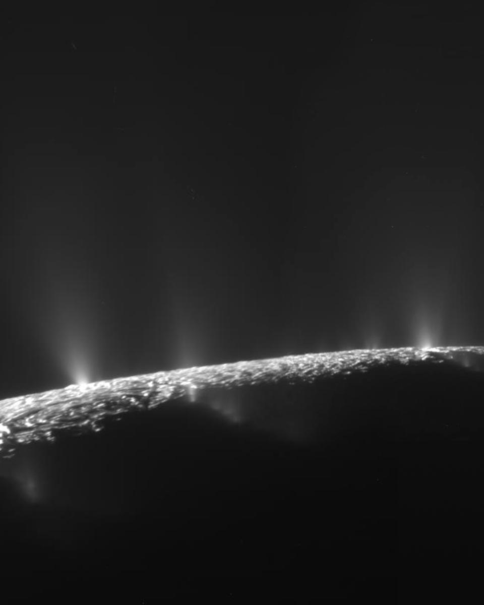 Cassini Flyby Shows Enceladus Venting
