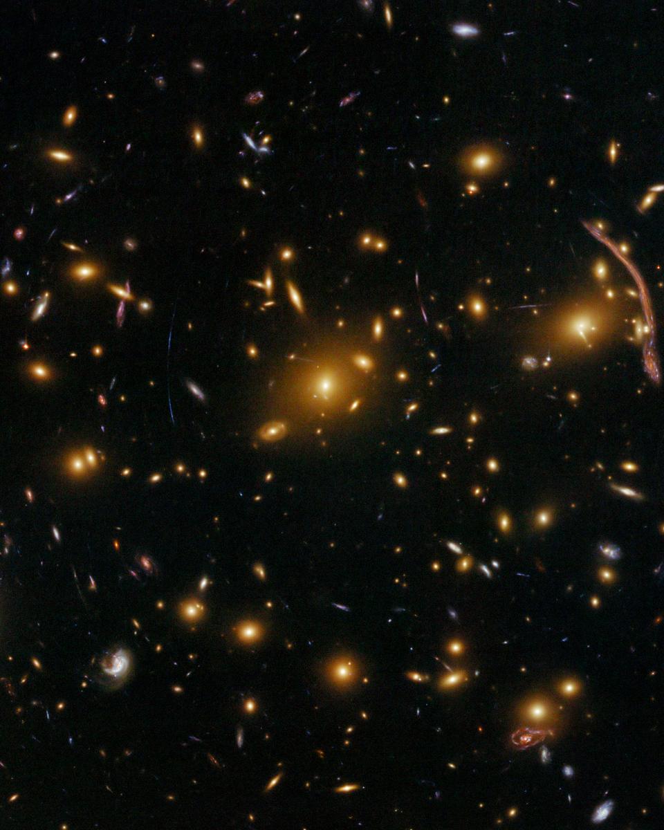 Abell 370: Galaxy Cluster Gravitational Lens