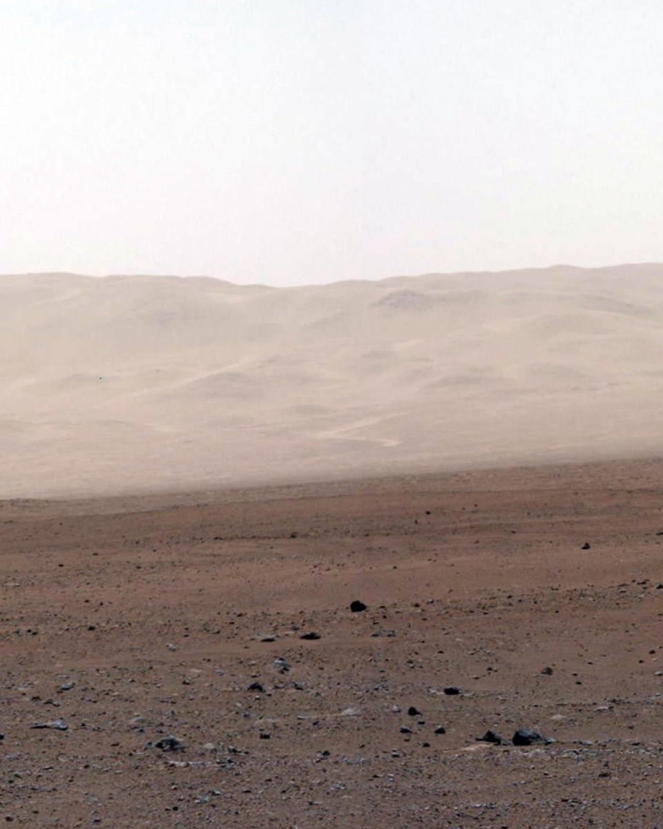 Curiosity on Mars: A Wall of Gale Crater