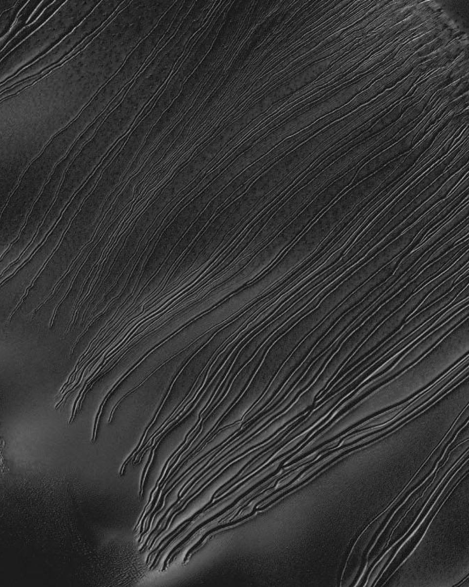 Dry Ice Sled Streaks on Mars