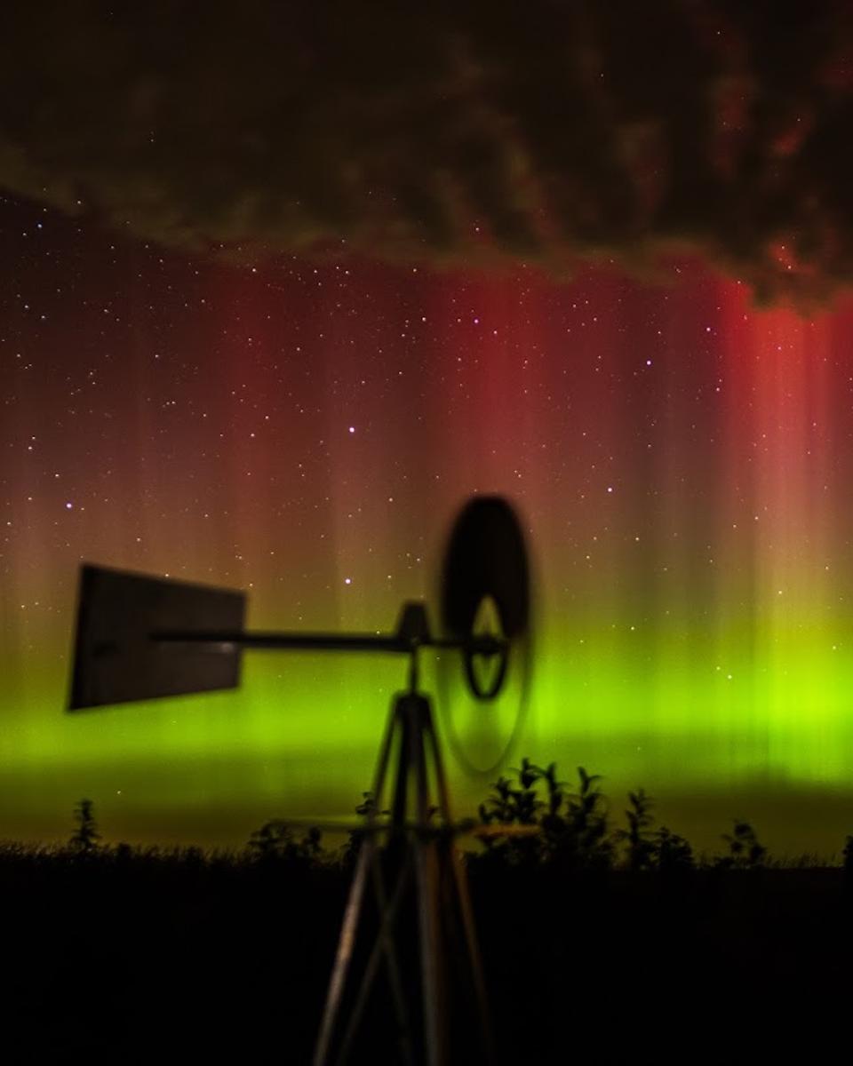 October Aurora in Prairie Skies