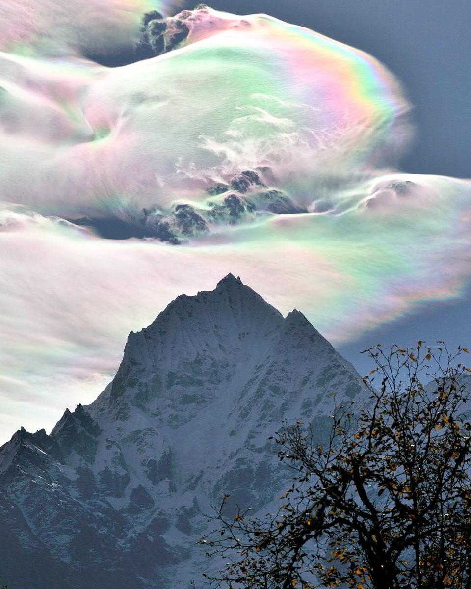Iridescent Clouds over Thamserku