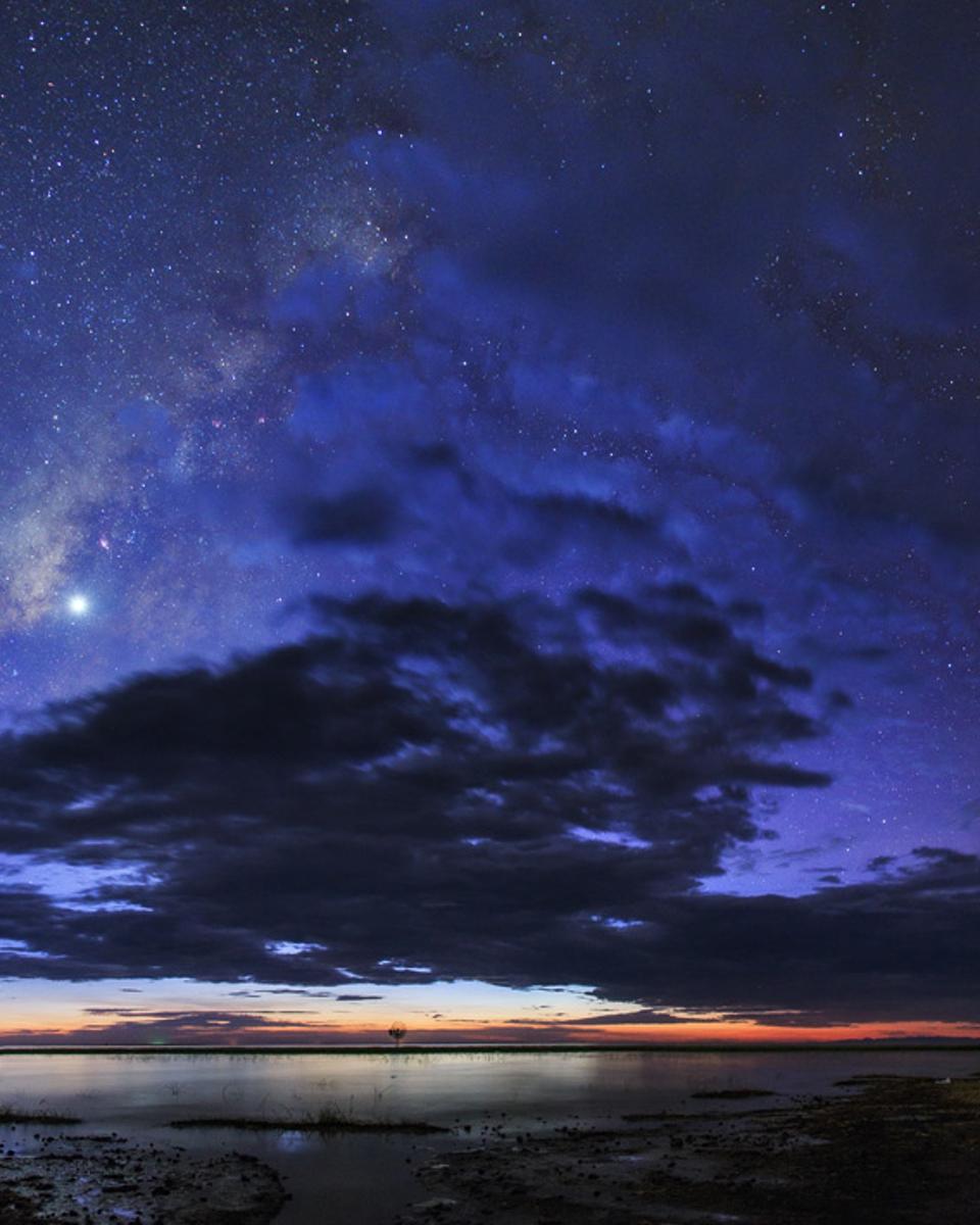 Night Hides the World
