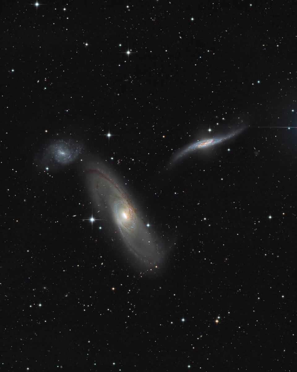 Arp 286: Trio in Virgo