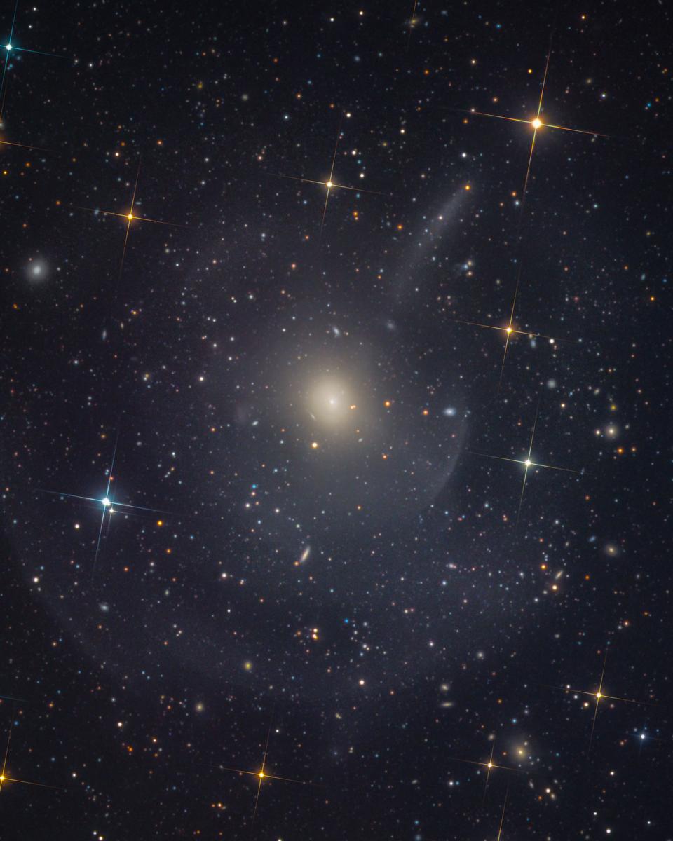 M89: Elliptical Galaxy with Outer Shells and Plumes