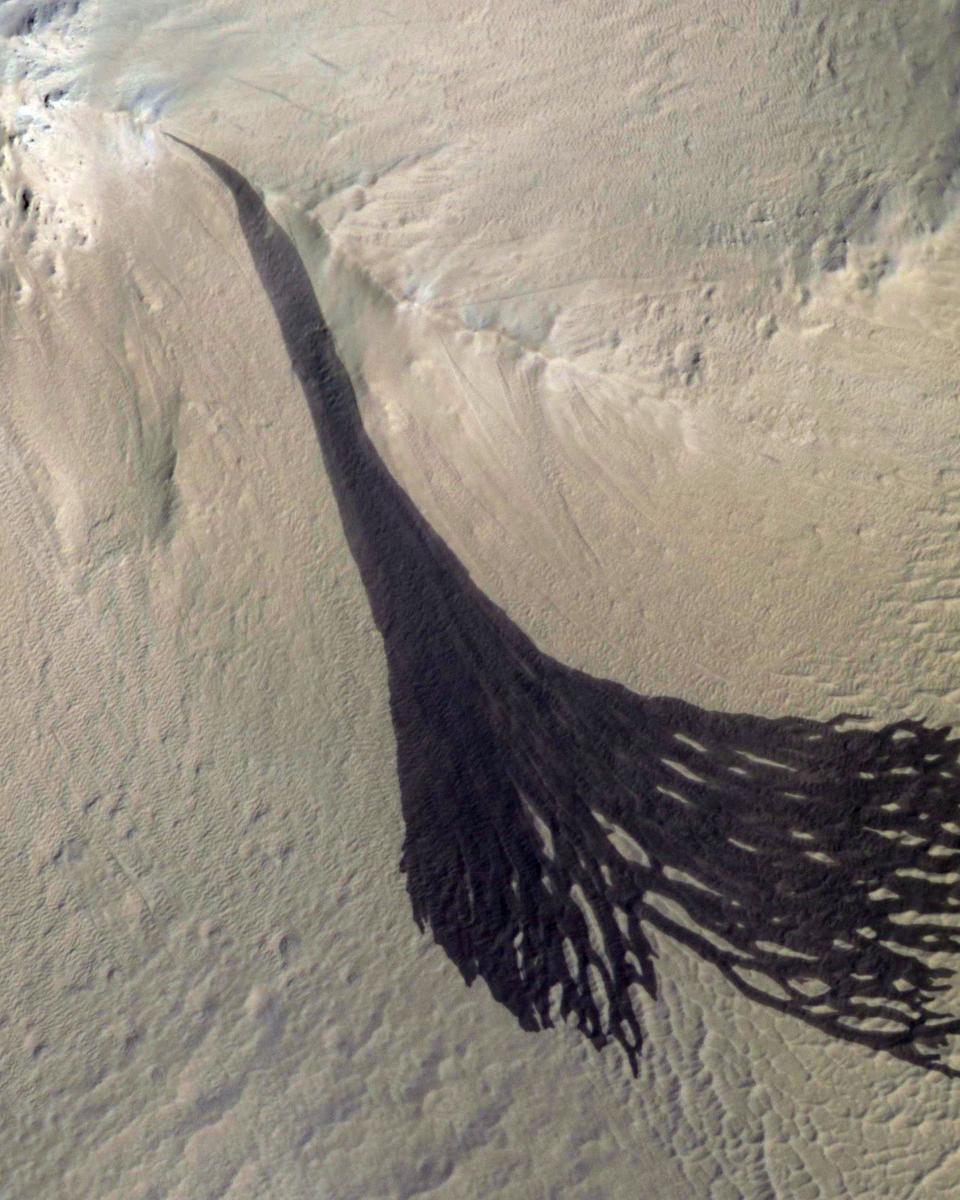 Dark Slope Streaks Split on Mars