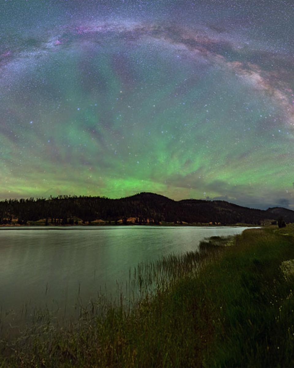 An Airglow Fan from Lake to Sky