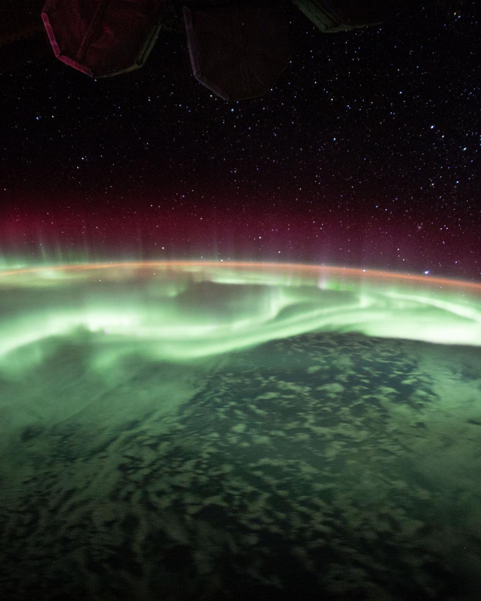 Aurora Slathers Up the Sky