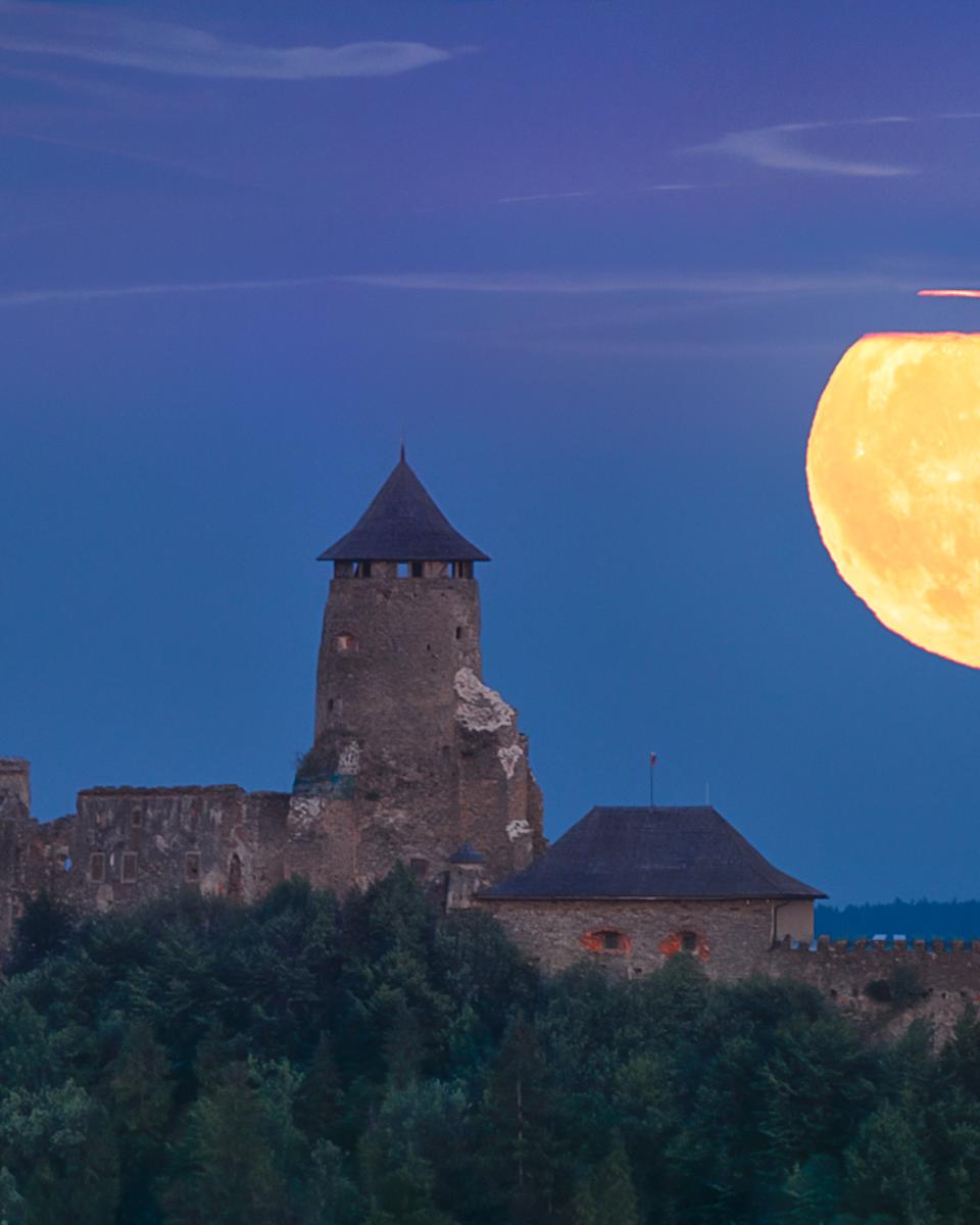 Lubovna Full Moon