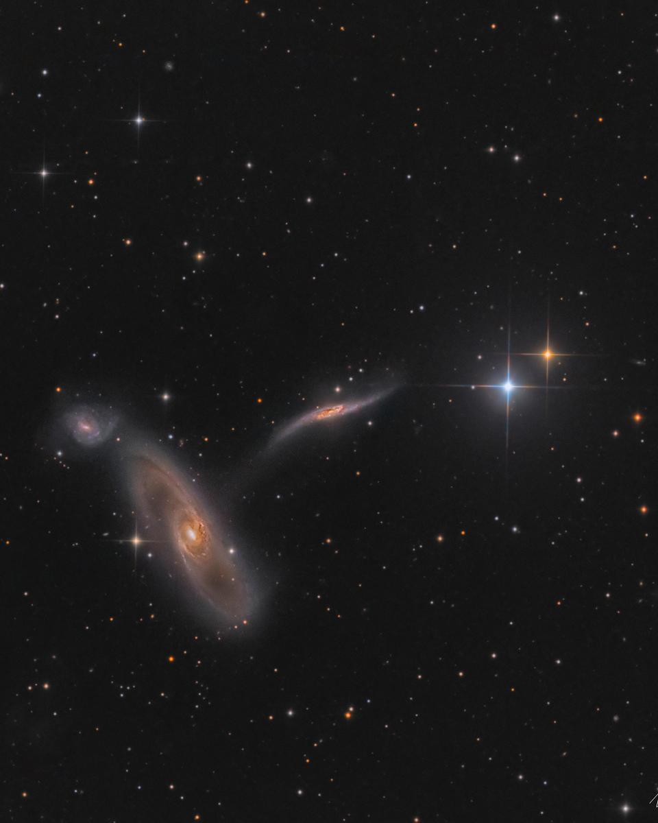 Arp 286: Trio in Virgo