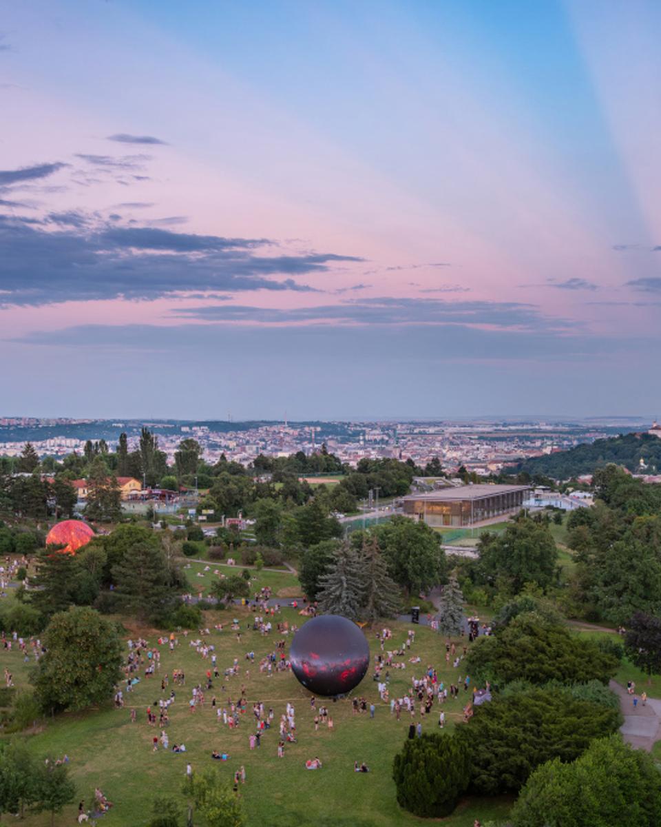 Anticrepuscular Rays at the Planet Festival