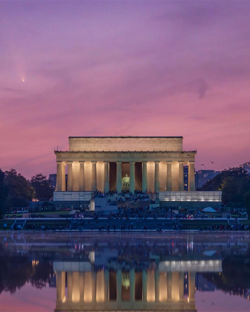 Comet Tsuchinshan-ATLAS Over the Lincoln Memorial