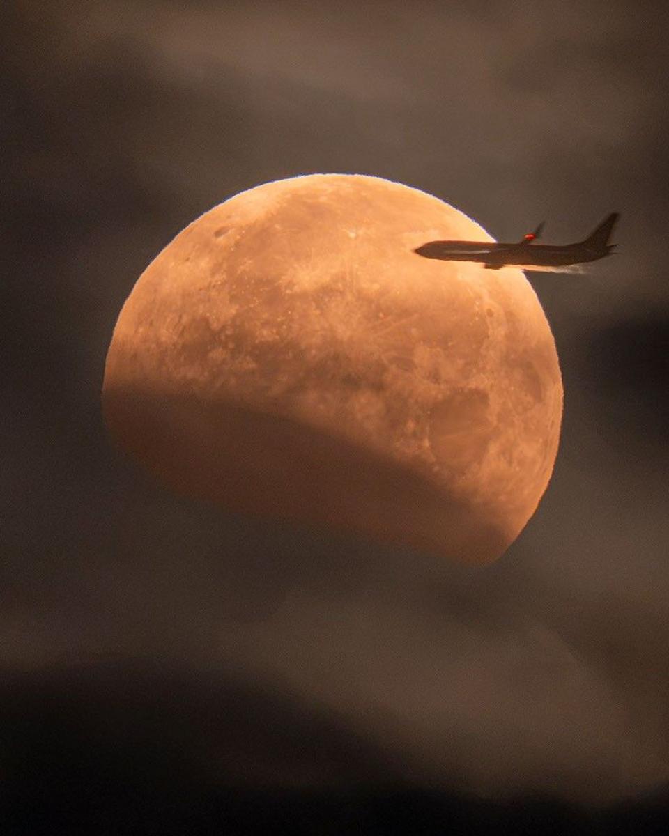 A Plane Lunar Eclipse
